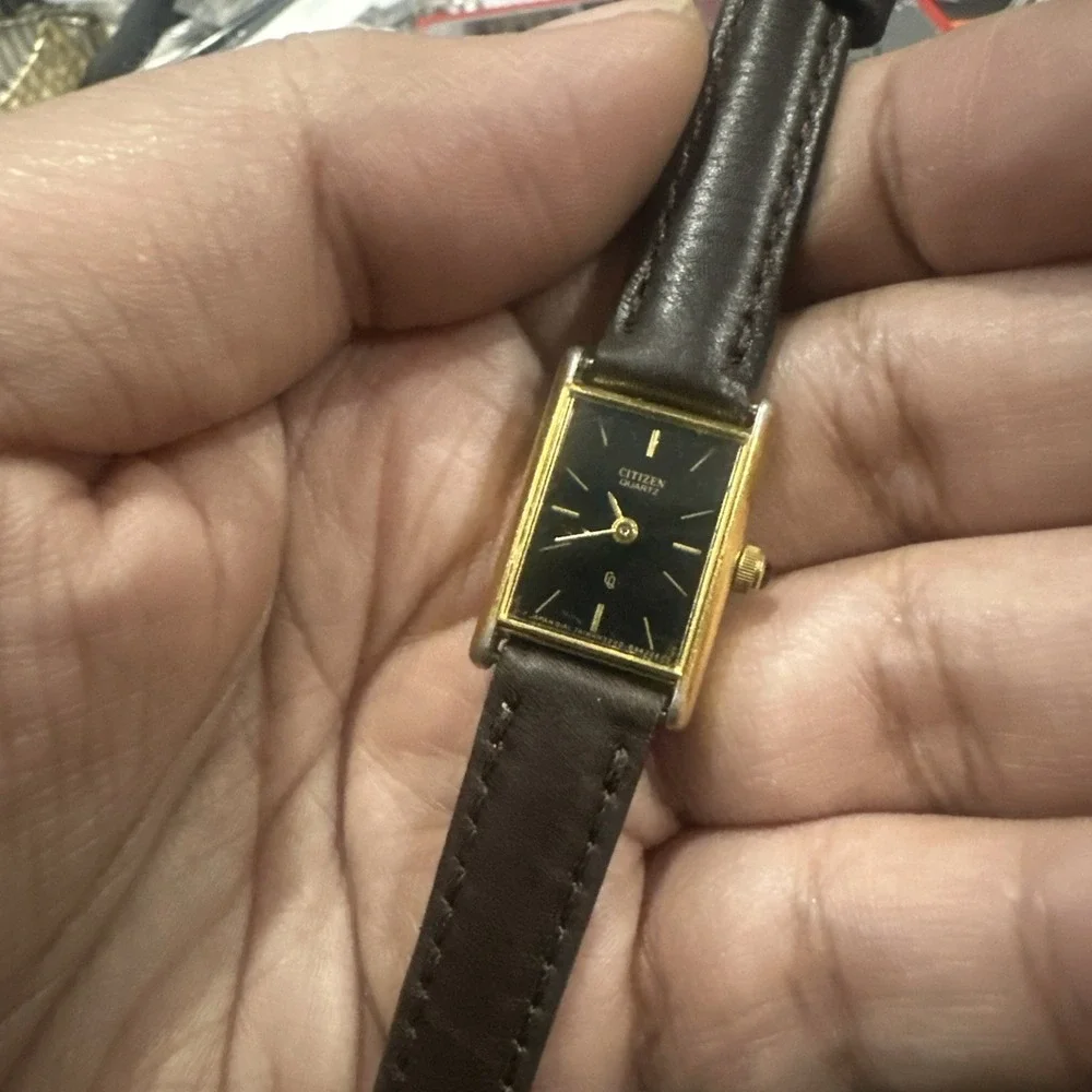 Vintage Working  Citizen Quartz Ladies Watch Black Dial Gold Tone 16.5mm Runs